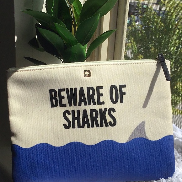 💙 LOVED BEWARE OF SHARKS 🦈 Kate Spade Clutch - Picture 3 of 14